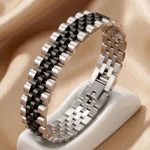 Vue détaillée d'un bracelet de montre en acier inoxydable à maillons noirs et argent