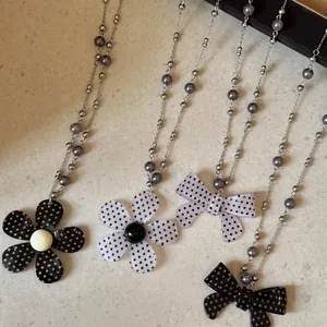 Vintage stijl polkadot strik en bloem hanger ketting met parels en grijze kralen trui ketting