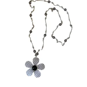 Retro-Halskette mit Glasperlen und einem schwarz-weiß gepunkteten Blumenanhänger