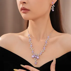 Vista dettagliata di un set di gioielli elegante con strass viola e motivi floreali