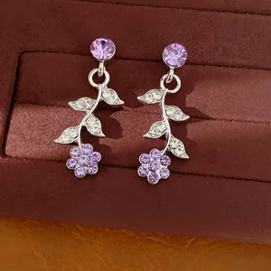 Eleganti orecchini pendenti argentati con fiore viola e foglie in cristallo lucente