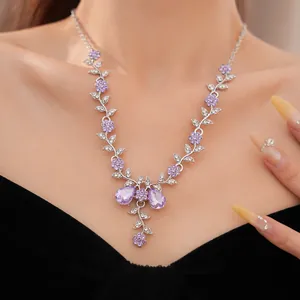 Dettaglio di una collana floreale di lusso con cristalli viola e pietre scintillanti in primo piano