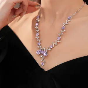 Elegante collana stile palazzo con cristalli floreali viola su una modella donna