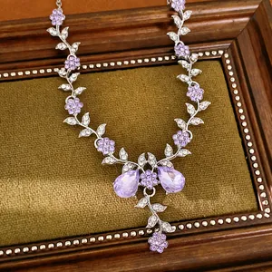 Dettaglio squisito di una collana in stile corte con motivi floreali e di foglie