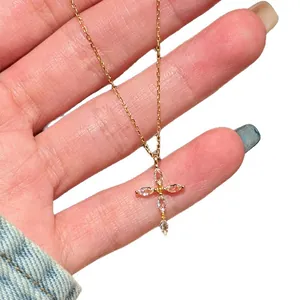 Collier minimaliste en or avec pendentif croix en zircone taillée en marquise