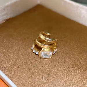 Detailansicht eines mehrlagigen vergoldeten Ohrmanschette mit quadratischem Zirkonia.