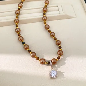 Gedetailleerde opname van luxe bruine tijgeroog parelketting met vierkante zirkoon hanger