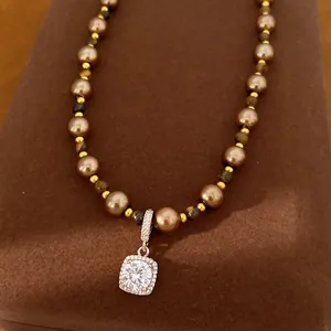Elegante tijgeroog en parel ketting met een sprankelende vierkante zirkoon hanger