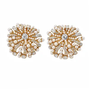 Boucles d'oreilles fleur exquises avec perles blanches et strass brillants en fini doré