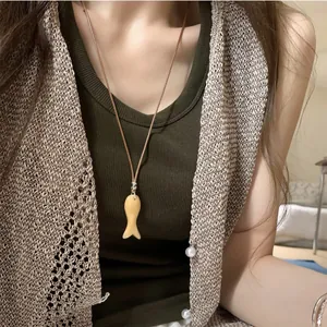 Koreaanse Minimalistische Steen Vis Hanger Halsketting Met Leren Koord Truiketting Voor Dames Handgemaakte Niche Ontwerp Sieraden