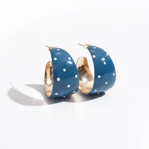 Vintage blaue Emaille C-Form Creolen mit weißen Punkten für einen modischen Retro-Look.