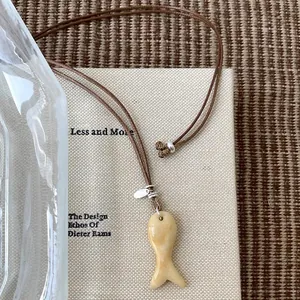Minimalistische stenen vis hanger ketting met bruin lederen koord voor dagelijks gebruik