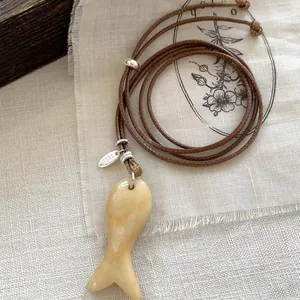 Minimalistische leren koord ketting met stenen vis hanger en S925 zilveren tag