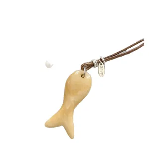 Minimalistische halsketting met visvormige stenen hanger en een bruin lederen koord