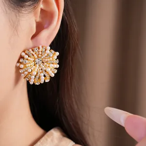 Detailansicht von eleganten Blumen-Ohrringen mit Perlen und Kristallen an einem Model