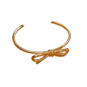 Bracelet jonc ouvert élégant plaqué or 18 carats avec un design de nœud minimaliste