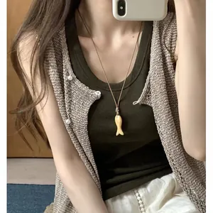 Detailopname van een stenen vis hanger ketting in Koreaanse stijl met leren koord