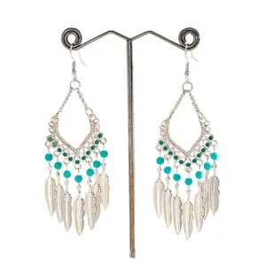 Boucles d'oreilles ethniques argentées avec perles turquoise et plumes