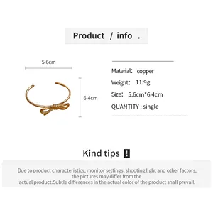 Détail d'un bracelet jonc doré avec nœud, matériau en cuivre et spécifications