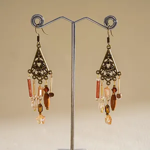 Boucles d'oreilles bohèmes vintage avec détails géométriques en métal et résine
