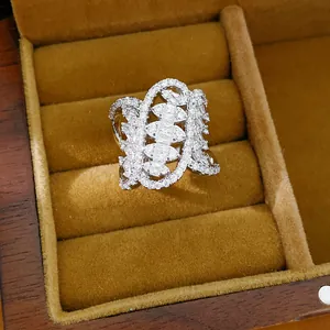 Exquisiter silberner geometrischer Ring mit funkelnden Zirkonia-Steinen