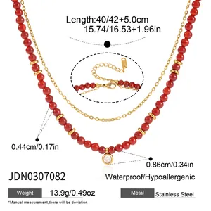 Detailansicht der mehrlagigen Halskette mit roten Perlen, Goldkette und Maßangaben