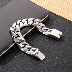 Bracelet gourmette pour homme en acier inoxydable poli sur cuir noir élégant.