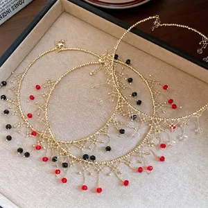 Ras de cou doré tendance avec d'élégantes franges de perles rouges et noires