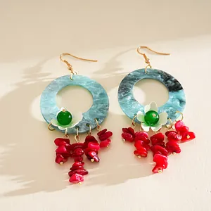 Vue détaillée de boucles d'oreilles en résine style nouveau chinois avec glands