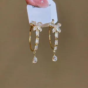 Funkelnde Zirkonia-Schmetterling-Ohrringe mit Wassertropfen-Anhängern in Gold