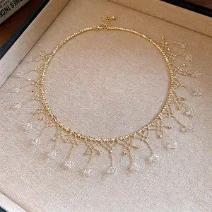 Collier ras-du-cou doré élégant orné de franges et perles en cristal clair raffiné.