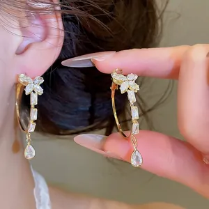 Funkelnde Zirkon-Bogen- und Wassertropfen-Quastenohrringe für den eleganten Schmuck