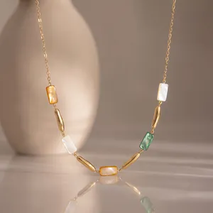 Collier élégant plaqué or 18 carats avec incrustations de nacre et perles dorées.