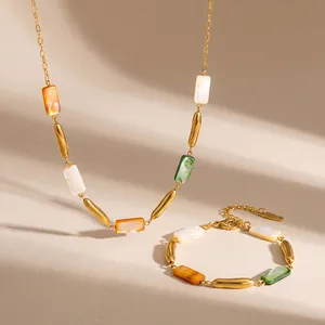 Vue détaillée de l'ensemble de bijoux en acier doré 18 carats avec incrustations de nacre