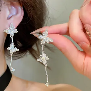 Close-up van elegante zilveren vlinder oorbellen met fonkelende diamanten details