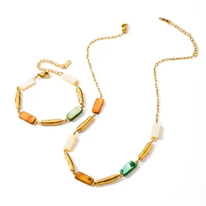 Vue détaillée de l'ensemble collier et bracelet en acier inoxydable avec coquillage