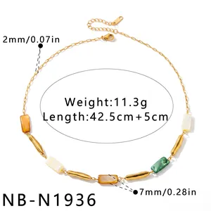 Vue détaillée du collier en nacre géométrique plaqué or 18 carats avec dimensions.