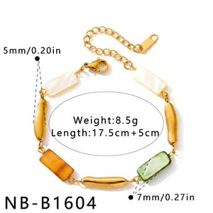 Détail d'un bracelet en acier doré avec incrustations de coquillages géométriques et mesures