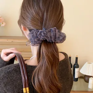 Detailansicht einer Vintage-Haarklammer mit Leopardenmuster und Netzgewebe-Design