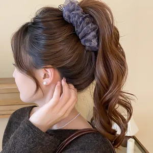Detailansicht einer Vintage-Haarspange mit Leopardenmuster auf einem hohen Pferdeschwanz