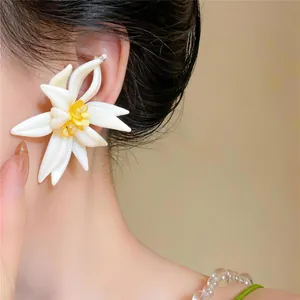 Boucles d'oreilles élégantes en fleur de cristal blanc pour un style d'été doux.
