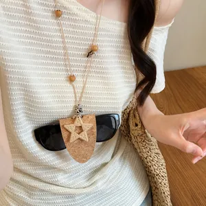 Detailweergave van de stervormige kurken zonnebrilhouder ketting met houten kralen