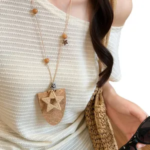 Collana con pendente a stella stile boho con scudo di sughero e perline in legno naturale