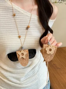 Detailweergave van kurken brillenhouder ketting met geweven ster- en bloembedeltjes voor dames