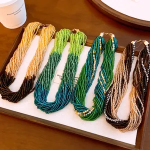 Vue détaillée de quatre colliers de perles multicouches aux couleurs ombrées élégantes