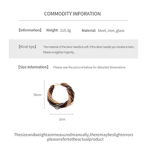 Détail d'un collier de perles multicouches en acier, fer et verre, pesant 110,3 g.