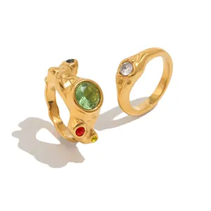 Bague irrégulière martelée en acier inoxydable plaqué or 18 carats avec cristaux.