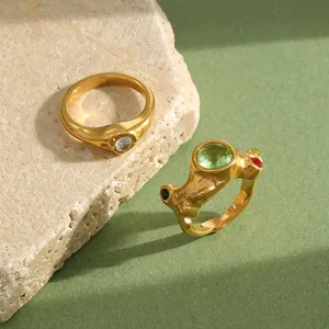 Vue détaillée de bagues martelées plaquées or 18 carats avec pierres de couleur