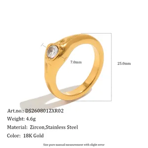 Détail d'une bague irrégulière en acier inoxydable plaqué or 18 carats avec zircon