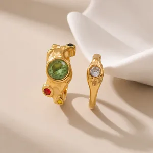 Détail de bagues plaquées or 18 carats martelées avec pierres précieuses colorées